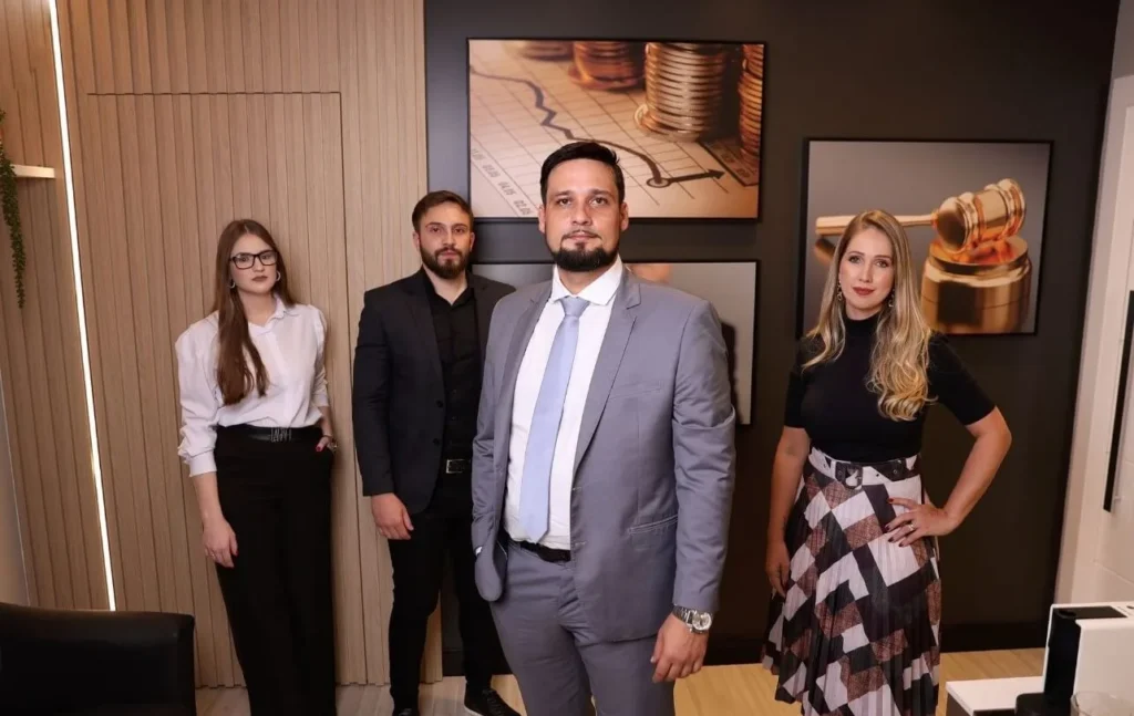 Anderson Borghetti e equipe no escritório
