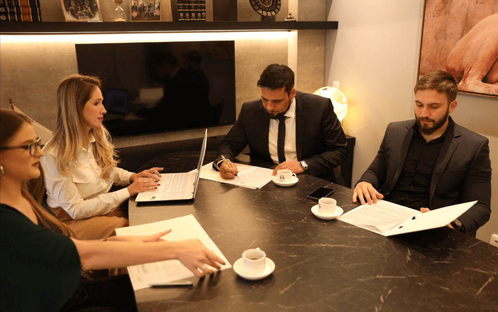 Anderson Borghetti e equipe no escritório